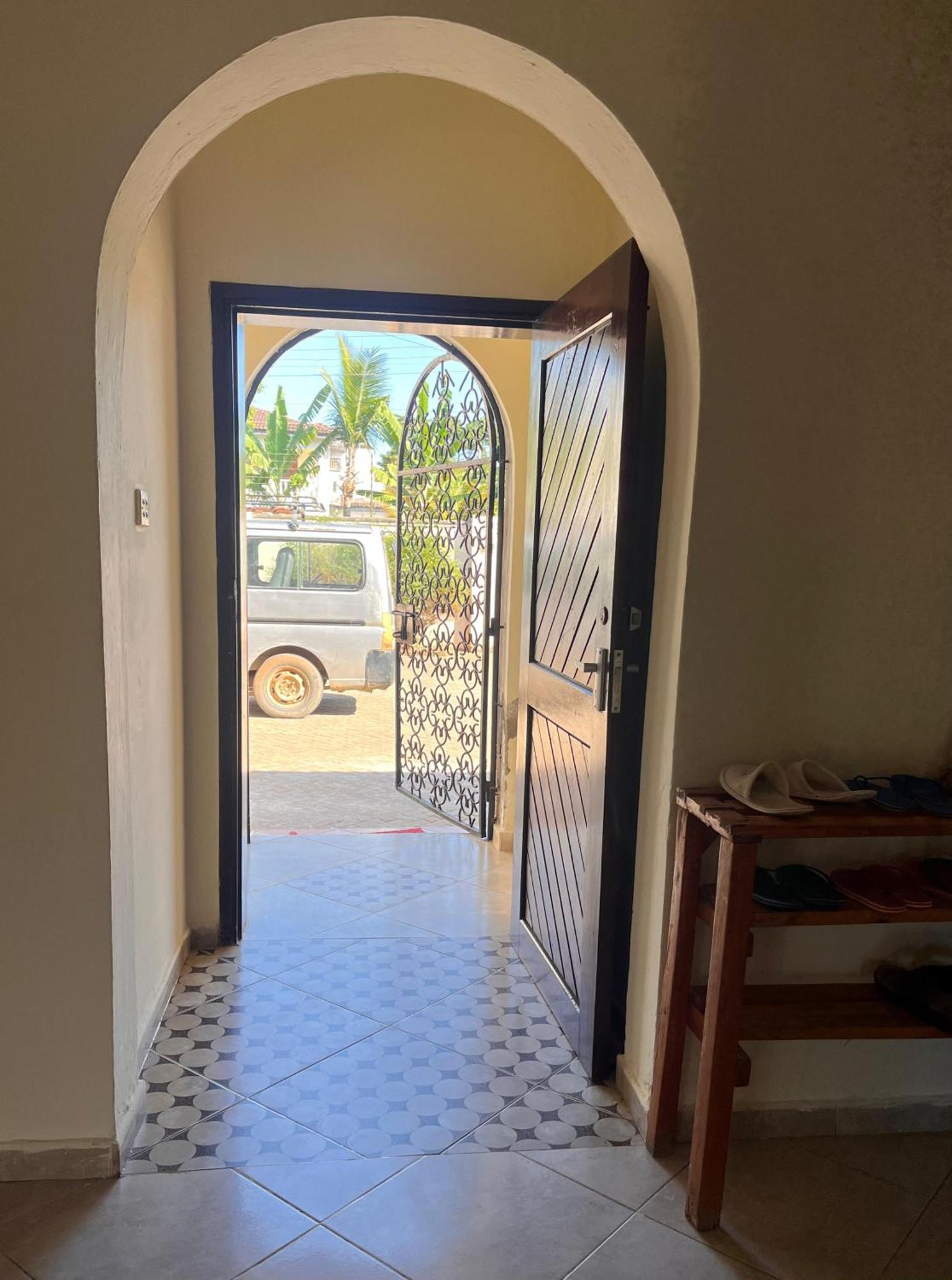 Akogo House - Bnb , Hostel, Backpackers & Volunteer Center Mombasa Exteriér fotografie