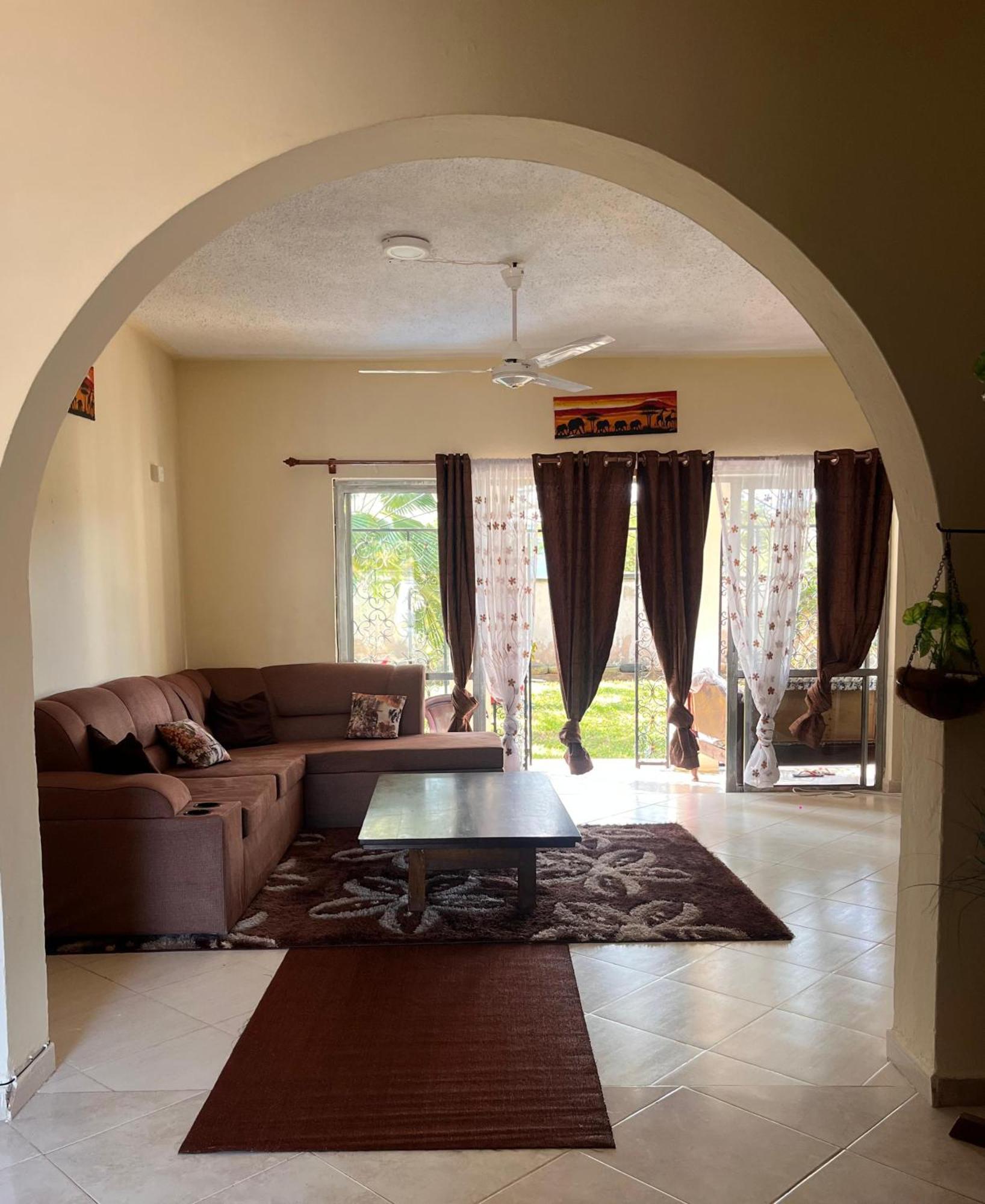 Akogo House - Bnb , Hostel, Backpackers & Volunteer Center Mombasa Exteriér fotografie